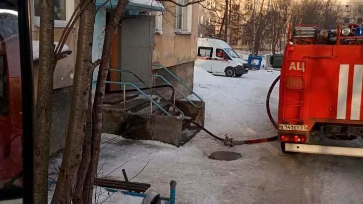 Возгорание дома на Хлобыстова в Мурманске. Пожар сотрудники спасательного ведомства ликвидировали ночью